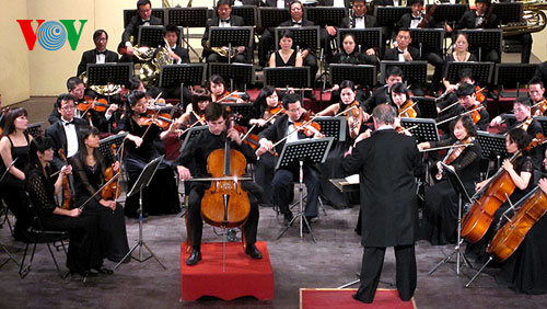 Famous British conductor leads Hanoi performance